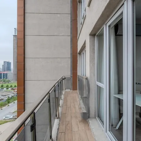 Modern Flat W Balcony In Bagcilar 이스탄불